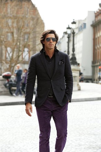 Модный лук: темно-серый шерстяной пиджак, темно-серый свитер с v-образным вырезом, черная рубашка с длинным рукавом, фиолетовые брюки чинос