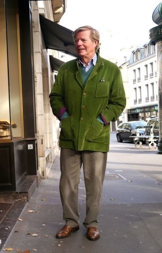 Какие оксфорды носить с зеленым пиджаком: Сочетание зеленого пиджака и коричневых брюк чинос будет уместно и в офисе, и на прогулке с девушкой. Весьма органично здесь будут смотреться оксфорды.