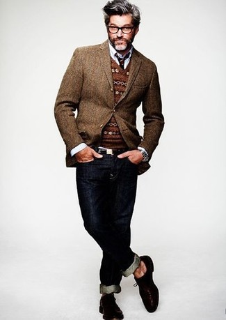 С чем носить темно-коричневый шерстяной пиджак мужчине в теплую погоду в стиле смарт-кэжуал: Согласись, дуэт темно-коричневого шерстяного пиджака и темно-синих джинсов выглядит очень стильно? Уравновесить лук и добавить в него толику классики позволят темно-коричневые кожаные туфли дерби.