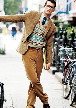 С чем носить светло-коричневый свитер с v-образным вырезом с жаккардовым узором в 30 лет мужчине: Светло-коричневый свитер с v-образным вырезом с жаккардовым узором и светло-коричневые вельветовые классические брюки помогут создать элегантный мужской лук.