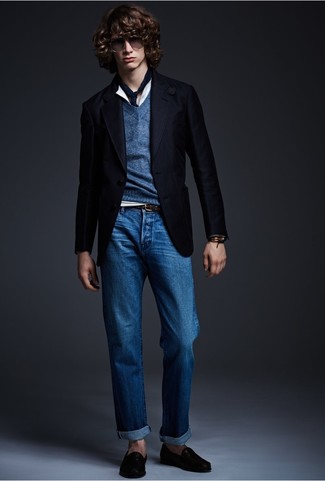 Какие свитера с v-образным вырезом носить с синими джинсами в 20 лет мужчине: Свитер с v-образным вырезом и синие джинсы — неотъемлемые вещи в гардеробе современного мужчины. Преобразить образ и добавить в него толику классики помогут черные кожаные лоферы.