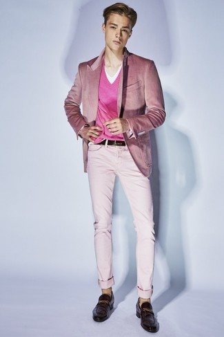 Как носить ярко-розовые брюки чинос с темно-коричневыми кожаными лоферами в стиле смарт-кэжуал: Розовый бархатный пиджак и ярко-розовые брюки чинос будут прекрасно смотреться в модном гардеробе самых взыскательных мужчин. Теперь почему бы не привнести в повседневный образ чуточку стильной строгости с помощью темно-коричневых кожаных лоферов?