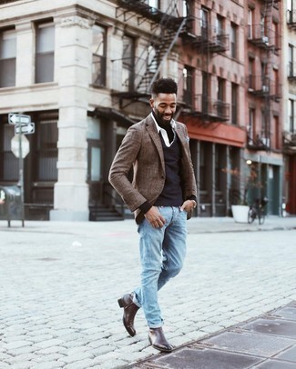 Какие ботинки челси носить с коричневым пиджаком в 30 лет мужчине: Если ты из той когорты джентльменов, которые любят выглядеть стильно, тебе понравится образ из коричневого пиджака и голубых джинсов. Любители экспериментов могут завершить образ ботинками челси, тем самым добавив в него немного изысканности.
