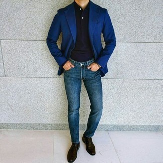С чем носить синий пиджак в 30 лет мужчине в стиле смарт-кэжуал: Если ты приписываешь себя к той немногочисленной группе джентльменов, разбирающихся в моде, тебе полюбится сочетание синего пиджака и темно-синих джинсов. И почему бы не привнести в этот лук на каждый день толику изысканности с помощью темно-коричневых кожаных туфель дерби?