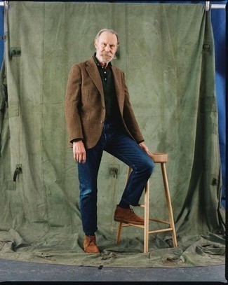 Какие джинсы носить с коричневыми ботинками дезертами за 50 лет в стиле смарт-кэжуал: Коричневый шерстяной пиджак в клетку в сочетании с джинсами — прекрасный вариант для создания мужского ансамбля в элегантно-деловом стиле. В качестве дополнения к ансамблю сюда напрашиваются коричневые ботинки дезерты.