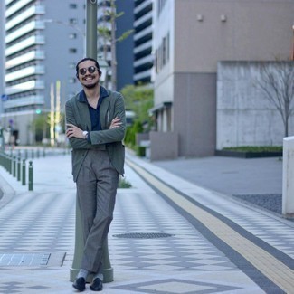 С чем носить темно-зеленый пиджак в 30 лет мужчине в деловом стиле: Сочетание темно-зеленого пиджака и серых классических брюк подходит для воплощения делового образа. Черные кожаные лоферы — хороший выбор, чтобы закончить ансамбль.