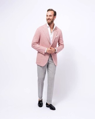 Как носить розовый пиджак с серыми классическими брюками в 30 лет мужчине: Розовый пиджак в сочетании с серыми классическими брюками позволит создать выразительный мужской образ. Вкупе с этим луком выигрышно будут смотреться черные кожаные лоферы.