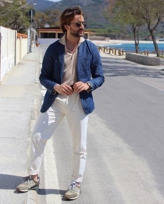 С чем носить белые классические брюки мужчине в теплую погоду в стиле смарт-кэжуал: Темно-синий пиджак и белые классические брюки помогут создать элегантный мужской лук. Незаурядные молодые люди завершат лук оливковыми кроссовками.