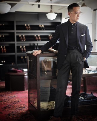 Какие классические брюки носить с черным пиджаком в 30 лет мужчине: Черный пиджак и классические брюки — образец элегантного мужского стиля в одежде. Весьма уместно здесь будут выглядеть темно-коричневые замшевые оксфорды.
