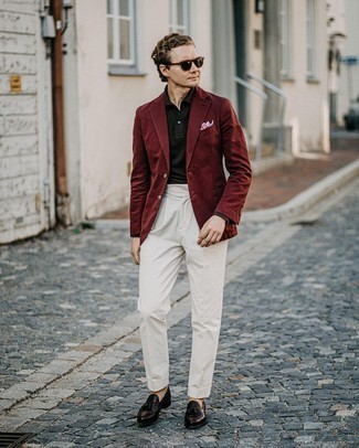 С чем носить красную куртку мужчине в теплую погоду: Красная куртка в сочетании с белыми классическими брюками поможет составить модный и в то же время изысканный образ. Темно-коричневые кожаные лоферы с кисточками — великолепный выбор, чтобы закончить образ.