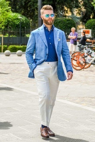 С чем носить темно-коричневые кожаные лоферы в 30 лет мужчине в деловом стиле: Тандем голубого пиджака и белых классических брюк выглядит очень привлекательно и элегантно. Весьма органично здесь выглядят темно-коричневые кожаные лоферы.