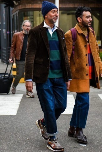 С чем носить вельветовую куртку за 50 лет мужчине в теплую погоду: Если ты приписываешь себя к той немногочисленной категории джентльменов, способных неплохо ориентироваться в том, что стильно, а что нет, тебе подойдет дуэт вельветовой куртки и темно-синих джинсов. Подбирая обувь, можно немного поэкспериментировать и завершить ансамбль светло-коричневыми кроссовками.