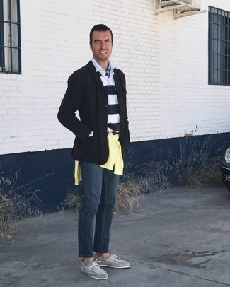 С чем носить желтый свитер с круглым вырезом за 40 лет мужчине: Комбо из желтого свитера с круглым вырезом и темно-синих джинсов поможет подчеркнуть твой личный стиль. Вместе с этим луком идеально выглядят серые замшевые топсайдеры.