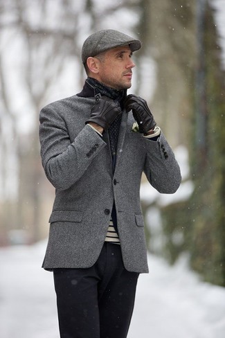 Модный лук: серый шерстяной пиджак, бело-темно-синий свитер с круглым вырезом в горизонтальную полоску, черные брюки чинос, серая кепка