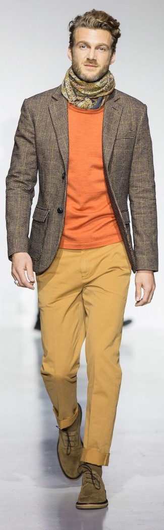 С чем носить желтые брюки чинос в стиле смарт-кэжуал: Коричневый пиджак в клетку и желтые брюки чинос — необходимые вещи в арсенале джентльменов с отменным чувством стиля. Любители свежих идей могут дополнить образ оливковыми замшевыми оксфордами, тем самым добавив в него толику изысканности.