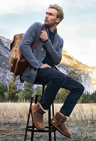 С чем носить коричневые угги мужчине: Сочетание серого вязаного пиджака и черных брюк чинос может стать отличным ансамблем для офиса. Дополнив образ коричневыми угги, можно привнести в него немного динамичности.