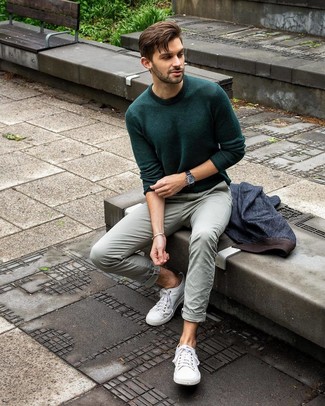 С чем носить зеленые брюки чинос в теплую погоду: Темно-синий джинсовый пиджак и зеленые брюки чинос — must have вещи в гардеробе джентльменов с превосходным вкусом в одежде. Закончив образ белыми низкими кедами из плотной ткани, можно привнести в него свежую нотку.