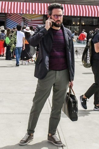 С чем носить пурпурный свитер с круглым вырезом в 30 лет мужчине: Практичное сочетание пурпурного свитера с круглым вырезом и серых брюк чинос безусловно будет обращать на себя внимание прекрасных девушек. Если ты любишь рисковать, на ноги можно надеть серые низкие кеды.
