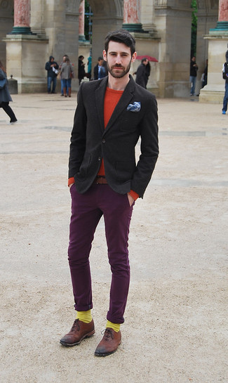С чем носить пурпурные брюки чинос весна в стиле смарт-кэжуал: Если ты приписываешь себя к той редкой категории молодых людей, неплохо разбирающихся в том, что стильно, а что нет, тебе подойдет ансамбль из черного шерстяного пиджака и пурпурных брюк чинос. Если ты любишь соединять в своих образах разные стили, из обуви можешь надеть коричневые кожаные броги. Когда зимний сезон отступает и сменяется в межсезонье, мы сбрасываем слои теплой зимней одежды и хотим выглядеть по-весеннему эффектно и стильно,. Подобное сочетание станет прекрасным источником стильного вдохновения.
