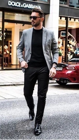 Как носить серый пиджак с черными брюками мужчине в стиле смарт-кэжуал: Серый пиджак и черные брюки — прекрасный вариант для воплощения мужского ансамбля в стиле смарт-кэжуал. Любители экспериментировать могут дополнить ансамбль черными кожаными оксфордами, тем самым добавив в него немного эффектности.