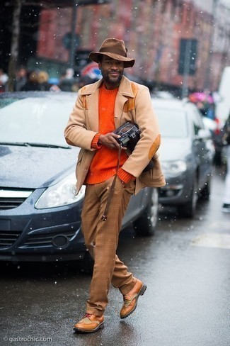 С чем носить оранжевый свитер с круглым вырезом в 30 лет мужчине: Оранжевый свитер с круглым вырезом и светло-коричневые брюки чинос в шотландскую клетку надежно закрепились в гардеробе многих парней, помогая составлять неприевшиеся и стильные луки. Хочешь привнести в этот ансамбль немного элегантности? Тогда в качестве обуви к этому ансамблю, стоит обратить внимание на табачные кожаные ботинки броги.