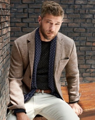 С чем носить синий шелковый шарф в горошек в 30 лет мужчине: Коричневый шерстяной пиджак и синий шелковый шарф в горошек — идеальный выбор для насыщенного выходного дня.