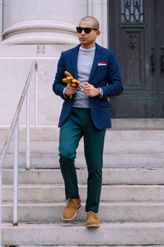 Как носить темно-синий шерстяной пиджак с оливковыми брюками чинос осень в стиле смарт-кэжуал: Темно-синий шерстяной пиджак в паре с оливковыми брюками чинос однозначно будет обращать на себя взгляды прекрасных барышень. Хочешь добавить в этот лук толику элегантности? Тогда в качестве обуви к этому ансамблю, стоит выбрать табачные замшевые туфли дерби. Само собой разумеется, такое сочетание вещей будет отличной идеей для весенне-осенней погоды.