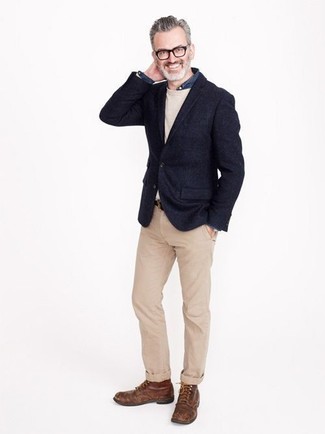 Как носить светло-коричневый свитер с круглым вырезом с темно-синим шерстяным пиджаком мужчине осень: Если ты принадлежишь к той категории джентльменов, которые любят выглядеть с иголочки, тебе подойдет тандем темно-синего шерстяного пиджака и светло-коричневого свитера с круглым вырезом. Коричневые кожаные повседневные ботинки — отличный вариант, чтобы дополнить ансамбль. Разве это не суперский выбор для межсезонной погоды?