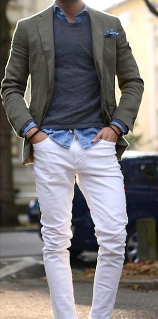 Как носить темно-серый свитер с круглым вырезом с белыми джинсами мужчине в теплую погоду: Сочетание темно-серого свитера с круглым вырезом и белых джинсов позволит создать нескучный мужской лук в повседневном стиле.