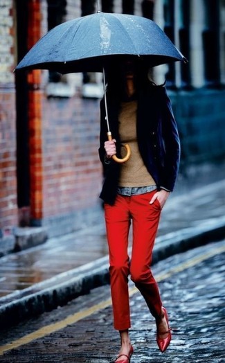 С чем носить красные брюки чинос женщине осень в стиле смарт-кэжуал: Тандем темно-синего пиджака и красных брюк чинос поможет выглядеть стильно, но при этом выразить твой индивидуальный стиль. Очень уместно здесь выглядят красные кожаные туфли. Нам кажется, это крутой вариант в погожий осенний денек.