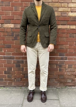 С чем носить оливковый вельветовый пиджак мужчине: Если ты принадлежишь к той немногочисленной категории джентльменов, способных неплохо ориентироваться в одежде, тебе подойдет тандем оливкового вельветового пиджака и белых джинсов. Вкупе с этим образом органично выглядят темно-коричневые кожаные ботинки дезерты.