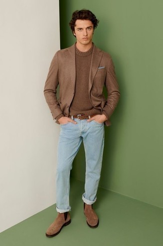 С чем носить табачный пиджак в 30 лет мужчине: Табачный пиджак в сочетании с голубыми джинсами чудесно подойдет для офиса. Выбирая обувь, сделай ставку на классику вне времени и надень коричневые замшевые ботинки челси.