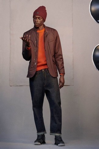 С чем носить оранжевый свитер в 20 лет мужчине в стиле кэжуал: Оранжевый свитер и темно-синие джинсы — прекрасный ансамбль, если ты хочешь создать лёгкий, но в то же время стильный мужской ансамбль. В паре с черными кроссовками такой образ смотрится особенно выгодно.