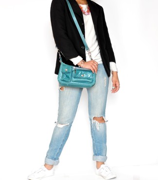 Модный лук: черный пиджак, белый свитер с круглым вырезом, голубые рваные джинсы, белые низкие кеды