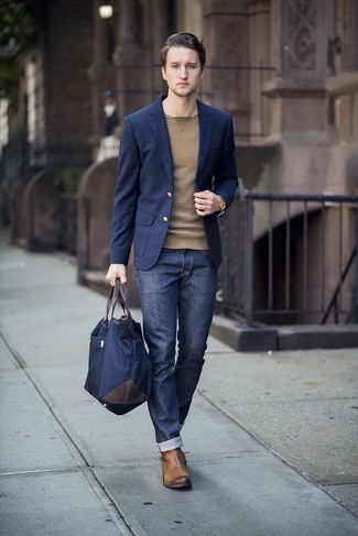Модный лук: темно-синий пиджак, светло-коричневый свитер с круглым вырезом, темно-синие джинсы, коричневые кожаные ботинки челси