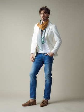 Модный лук: белый пиджак, белый свитер с круглым вырезом, синие джинсы, коричневые замшевые лоферы с кисточками