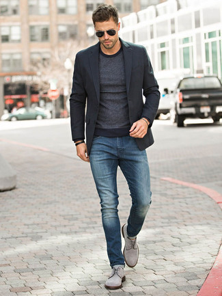 Как носить темно-сине-красный свитер с круглым вырезом в горизонтальную полоску с темно-синими джинсами в 30 лет мужчине в теплую погоду: Составив лук из темно-сине-красного свитера с круглым вырезом в горизонтальную полоску и темно-синих джинсов, можно спокойно отправляться на свидание с девушкой или встречу с приятелями в непринужденной обстановке. И почему бы не привнести в этот лук на каждый день толику изысканности с помощью серых замшевых туфель дерби?