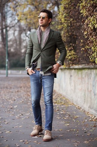 Какие джинсы носить с серым пиджаком мужчине в теплую погоду в стиле смарт-кэжуал: Серый пиджак и джинсы — великолепное решение для встреч с деловым дресс-кодом. Этот лук легко получает свежее прочтение в сочетании с бежевыми замшевыми туфлями дерби.