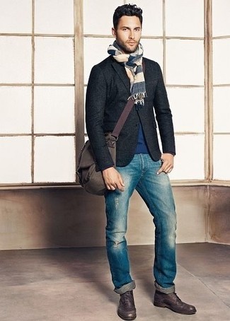 С чем носить темно-серый шерстяной пиджак мужчине: Дуэт темно-серого шерстяного пиджака и синих рваных джинсов позволит реализовать в твоем луке городской стиль современного парня. Любители экспериментировать могут завершить образ темно-коричневыми кожаными ботинками броги, тем самым добавив в него немного классики.