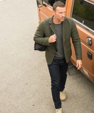 Как носить черные джинсы с темно-зеленым пиджаком мужчине осень в стиле смарт-кэжуал: Тандем темно-зеленого пиджака и черных джинсов выглядит выше всяких похвал, согласен? Бежевые замшевые ботинки дезерты великолепно впишутся в образ. Несомненно, подобное сочетание будет выглядеть невероятно по моде в ясный осенний день.