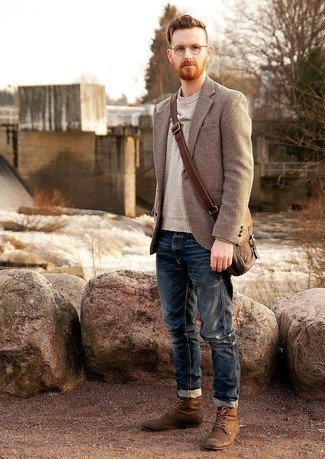 Как носить светло-коричневый шерстяной пиджак с узором "гусиные лапки" с коричневыми замшевыми повседневными ботинками в 30 лет мужчине: Светло-коричневый шерстяной пиджак с узором "гусиные лапки" и темно-синие джинсы — великолепный вариант, если ты ищешь лёгкий, но в то же время стильный мужской лук. Не прочь добавить в этот лук нотку строгости? Тогда в качестве дополнения к этому луку, выбери коричневые замшевые повседневные ботинки.