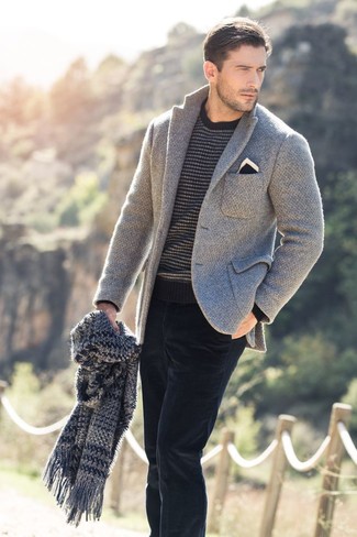 С чем носить темно-серый вязаный шарф в 30 лет мужчине: Если в одежде ты ценишь удобство и функциональность, серый вязаный пиджак и темно-серый вязаный шарф — хороший вариант для стильного мужского образа на каждый день.