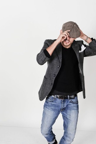 Модный лук: темно-серый шерстяной пиджак, черный свитер с круглым вырезом, синие джинсы, коричневая кепка