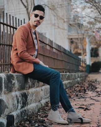 С чем носить замшевые ботинки дезерты: Табачный пиджак и темно-синие джинсы будут великолепно смотреться в модном гардеробе самых взыскательных парней. Весьма кстати здесь будут смотреться замшевые ботинки дезерты.