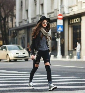С чем носить оливковый шарф женщине: Черный пиджак и оливковый шарф — великолепное решение для дам, которые всегда в движении. В сочетании с этим образом чудесно выглядят серые низкие кеды.