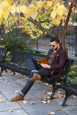 С чем носить синие зауженные джинсы мужчине осень: Темно-пурпурный пиджак и синие зауженные джинсы будет хорошей идеей для непринужденного образа на каждый день. Если ты предпочитаешь смелые настроения в своих ансамблях, закончи этот коричневыми замшевыми лоферами. Подобное сочетание поможет поднять настроение в пасмурный осенний день.