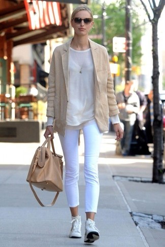 Светло-коричневый пиджак в сочетании с белыми капри позволит создать стильный и женственный лук. Такой наряд легко приспособить к повседневным реалиям, если дополнить его белыми кожаными высокими кедами.