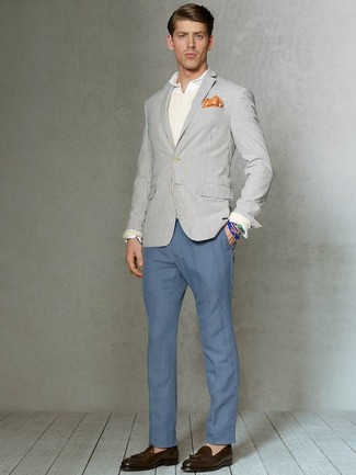 Модный лук: серый пиджак в вертикальную полоску, бежевый свитер с круглым вырезом, белая классическая рубашка, синие брюки чинос
