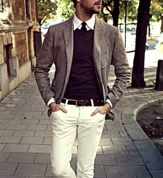 Какие свитера с круглым вырезом носить с белыми брюками чинос в 30 лет в стиле смарт-кэжуал: Дуэт свитера с круглым вырезом и белых брюк чинос поможет создать необыденный мужской лук в непринужденном стиле.