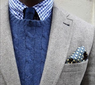 С чем носить темно-сине-белый вязаный галстук мужчине в теплую погоду в стиле смарт-кэжуал: Несмотря на то, что это довольно консервативный образ, дуэт серого шерстяного пиджака и темно-сине-белого вязаного галстука неизменно нравится джентльменам, пленяя при этом сердца противоположного пола.